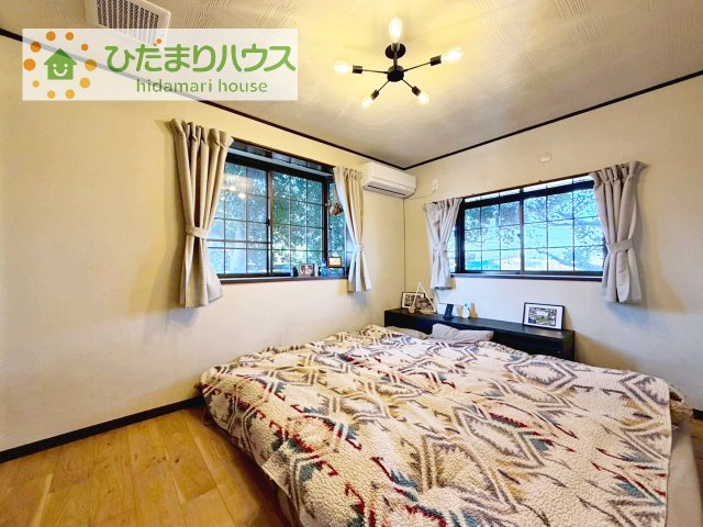 【寝室】 | つくば市今鹿島　中古戸建 | 2面採光の寝室で朝の目覚めも良くなります！