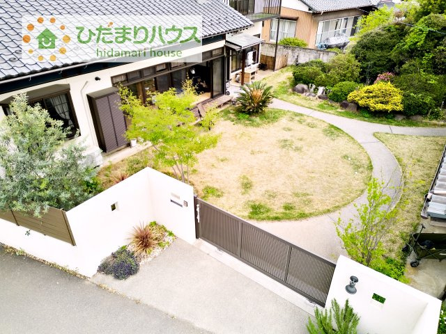 【庭】 | つくば市今鹿島　中古戸建 | 門扉から玄関へのアプローチにも売主様のこだわりが感じられます！