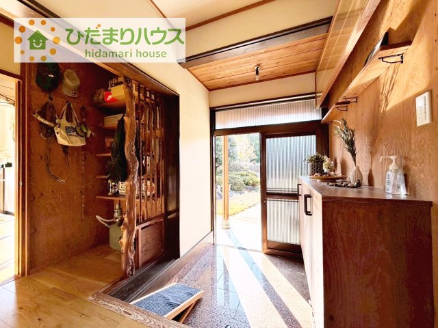 【玄関】 | つくば市今鹿島　中古戸建 | 玄関横にも収納があるため、アウターなども掛けられます！