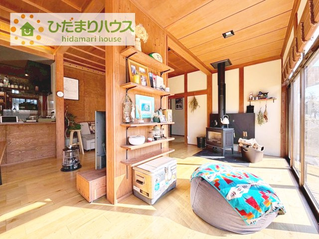 【居間・リビング】 | つくば市今鹿島　中古戸建 | リビングにも壁掛け収納があり、絵画やフィギュアを飾るのもいいですね！