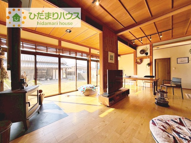 【居間・リビング】 | つくば市今鹿島　中古戸建 | 窓が大きく陽当たり良好！お子さんや愛犬との日向ぼっこに！