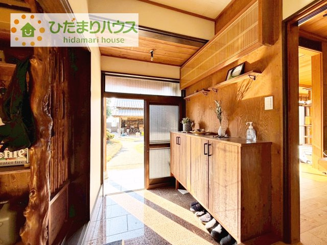 【玄関】 | つくば市今鹿島　中古戸建 | お家の顔である玄関は入った瞬間から趣のある和モダンな空間！