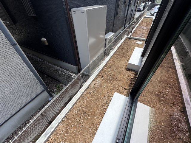 松戸市八ヶ崎7丁目新築戸建【八ヶ崎小学校:4分】の庭|南側隣地境界スペース