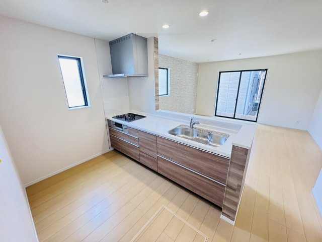 松戸市八ヶ崎7丁目新築戸建【八ヶ崎小学校:4分】のキッチン|お手入れしやすいレンジフード・シンクの水栓には浄水器がついてます！