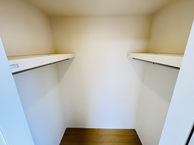 松戸市八ヶ崎7丁目新築戸建【八ヶ崎小学校:4分】の収納|7帖寝室・ウォークインクローゼット