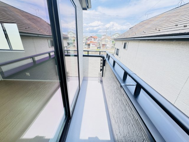 松戸市八ヶ崎7丁目新築戸建【八ヶ崎小学校:4分】のバルコニー|寝室前南向きバルコニー・日当たり良好♪