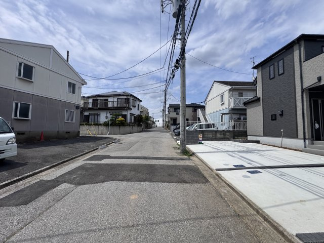 松戸市八ヶ崎7丁目新築戸建【八ヶ崎小学校:4分】の前面道路含む現地写真|西側前面道路