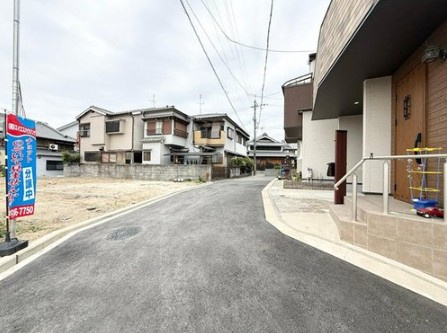 豊中市春日町２丁目　新築戸建の前面道路含む現地写真