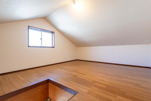 小屋根裏収納（約５帖）