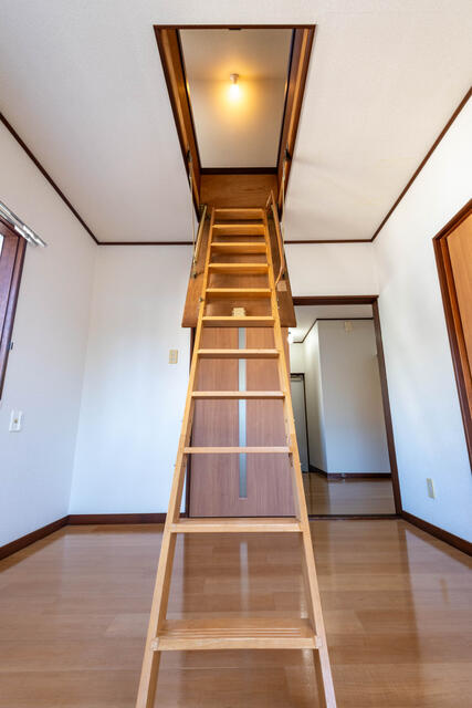 小屋根裏への折畳み階段