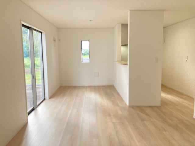クレイドルガーデン前橋市青柳町第28　1号棟（平屋）の居間・リビング|【イメージ画像】ゆったり過ごせる16.5帖リビングです
人気の対面式キッチンを配した空間はお好みの家具も合わせやすく、家族がくつろぐ快適な空間造りをサポート。窓からは明るい陽光が差し込みます。