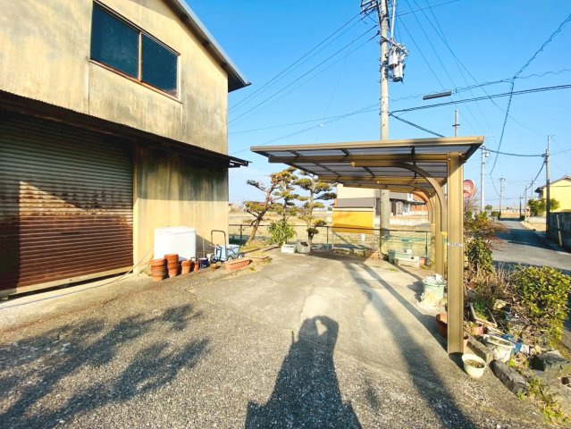 【商談中】中古戸建　大垣市上屋1丁目　昭和42年築の駐車場|カーポート
