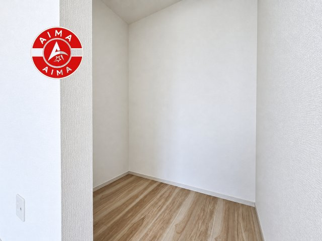 古賀市今の庄１丁目第5-2棟（2号棟）　の収納|洋服や大きな荷物が多い方や人数の多いご家族などは、一般的なクローゼットよりもウォークインクローゼットのほうが使い勝手が良いです。
