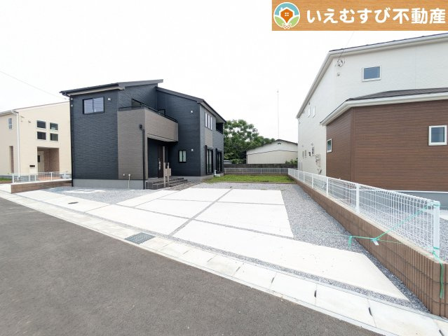 Livele Garden.S　大泉第14寄木戸の駐車場|3台駐車可能なゆとりのカースペース
複数台車をお持ちでも、お友達が遊びに来てもゆとりの駐車スペース！