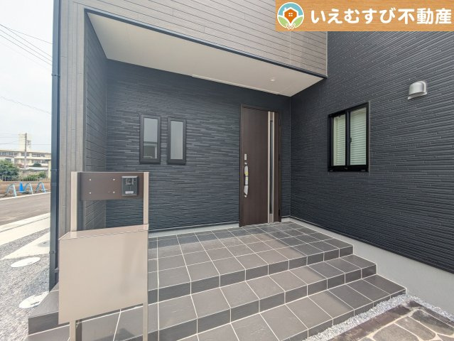 Livele Garden.S　大泉第14寄木戸のエントランス|落ち着いた色づかいのエントランス
駐車場からアクセスの良いエントランス。雨の日や荷物が多くても安心の動線♪
