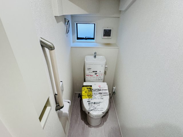 松戸市竹ヶ花新築戸建【北部小学校:10分】のトイレ|温水洗浄暖房便座つきトイレ