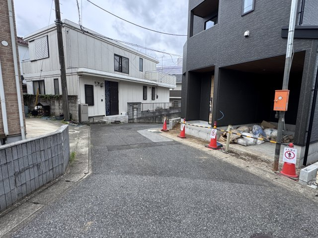 松戸市竹ヶ花新築戸建【北部小学校:10分】の前面道路含む現地写真|南西側前面道路