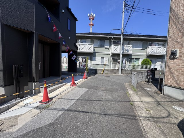 松戸市竹ヶ花新築戸建【北部小学校:10分】の前面道路含む現地写真|南西側前面道路