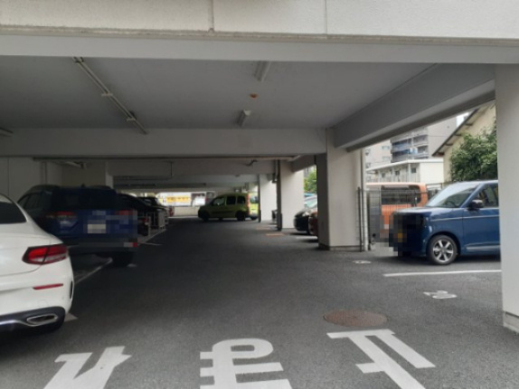 スカイハイツ新町の駐車場