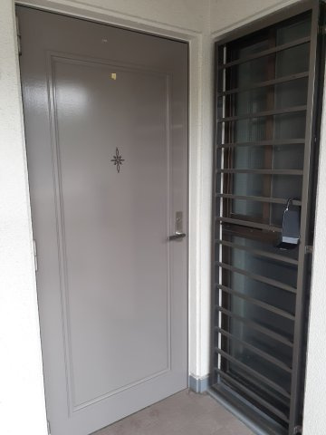 スカイハイツ新町の玄関
