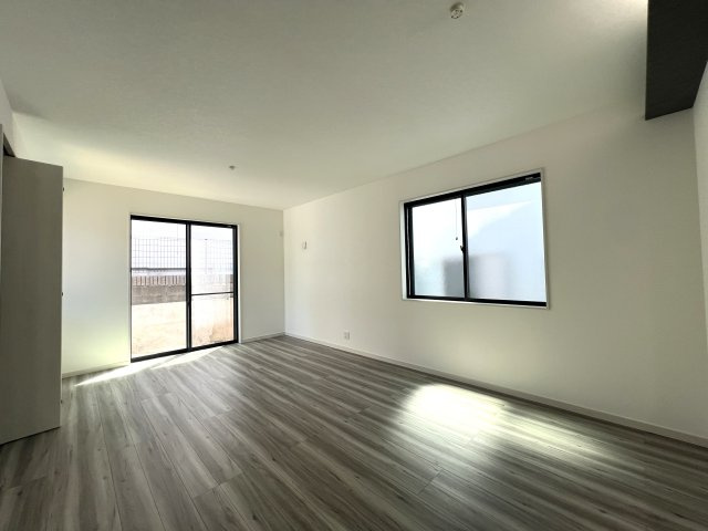 階段ロフトはどう使う？？秘密基地にもシアタールームとしてもGOOD！【港南区芹が谷4丁目新築戸建】の居間・リビング|ゆったりとしたリビングです