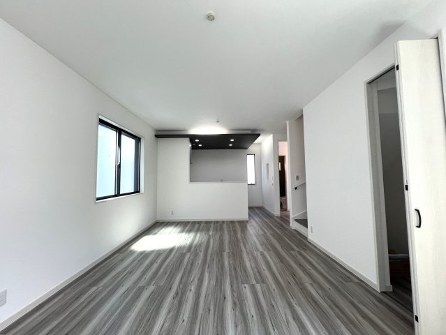 階段ロフトはどう使う？？秘密基地にもシアタールームとしてもGOOD！【港南区芹が谷4丁目新築戸建】の居間・リビング|リビングです