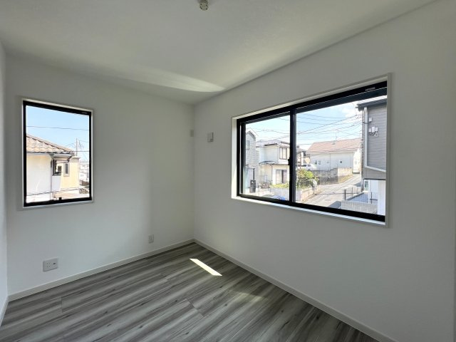 階段ロフトはどう使う？？秘密基地にもシアタールームとしてもGOOD！【港南区芹が谷4丁目新築戸建】の洋室|広々とした洋室です