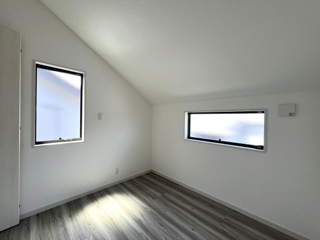 階段ロフトはどう使う？？秘密基地にもシアタールームとしてもGOOD！【港南区芹が谷4丁目新築戸建】の洋室|落ち着いた色調の洋室です