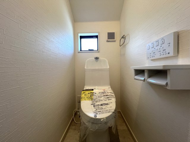 階段ロフトはどう使う？？秘密基地にもシアタールームとしてもGOOD！【港南区芹が谷4丁目新築戸建】のトイレ|トイレもきれいです