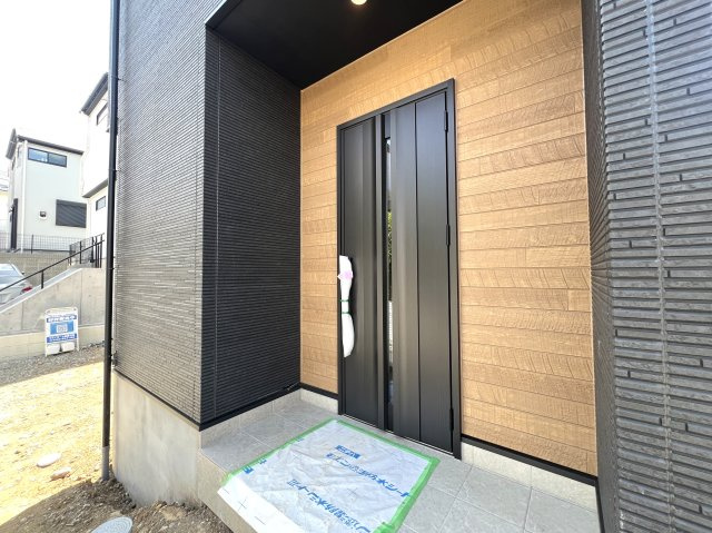 階段ロフトはどう使う？？秘密基地にもシアタールームとしてもGOOD！【港南区芹が谷4丁目新築戸建】の玄関|玄関です