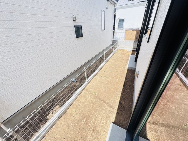 松戸市松戸新田新築戸建【寒風台小学校:10分】の庭|南側隣地境界スペース
