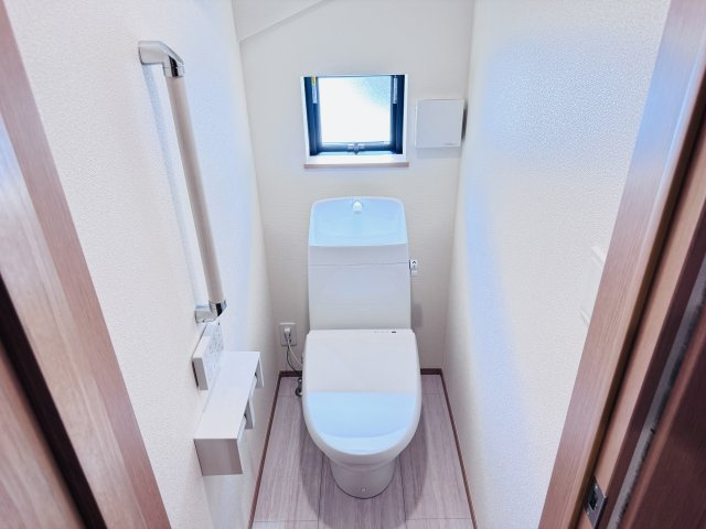 松戸市松戸新田新築戸建【寒風台小学校:10分】のトイレ|温水洗浄暖房便座つきトイレ