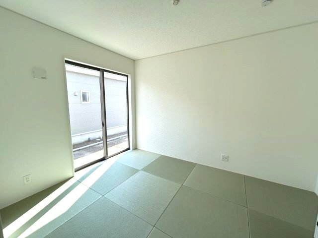 クレイドルガーデン前橋市青柳町第28　2号棟（平屋）の省エネ性能ラベル|ZEH水準の省エネ性能（BELS星3）・断熱等級５取得。
高断熱で夏涼しく、冬暖かく、光熱費にも配慮した快適な住まいです。