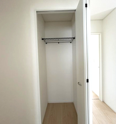 クレイドルガーデン前橋市青柳町第28　2号棟（平屋）の収納|廊下にも収納スペースがあります♪