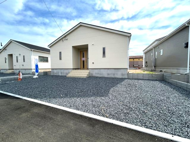 クレイドルガーデン前橋市青柳町第28　2号棟（平屋）の駐車場|並列駐車で出し入れもしやすいですよ♪