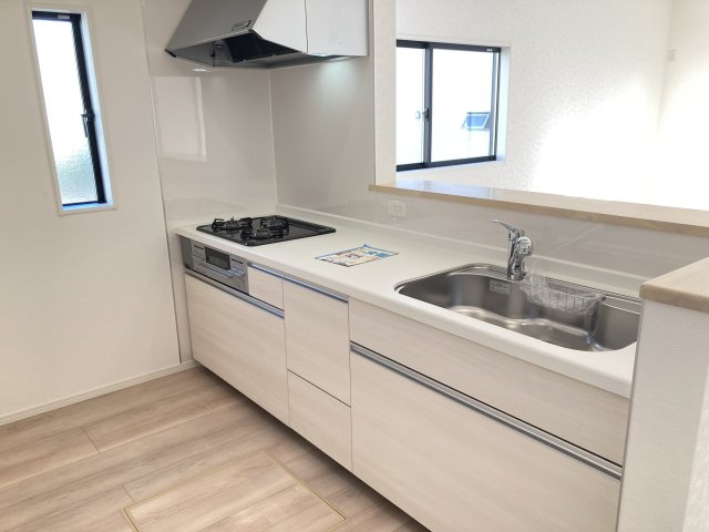 クレイドルガーデン前橋市青柳町第28　2号棟（平屋）のキッチン|【イメージ画像】人気のカウンターキッチン採用です☆
コンロも３口ご用意しています！調理スペースも広くストレスなくお料理できます。
浄水器つきなので美味しいお水も飲めますよ♪