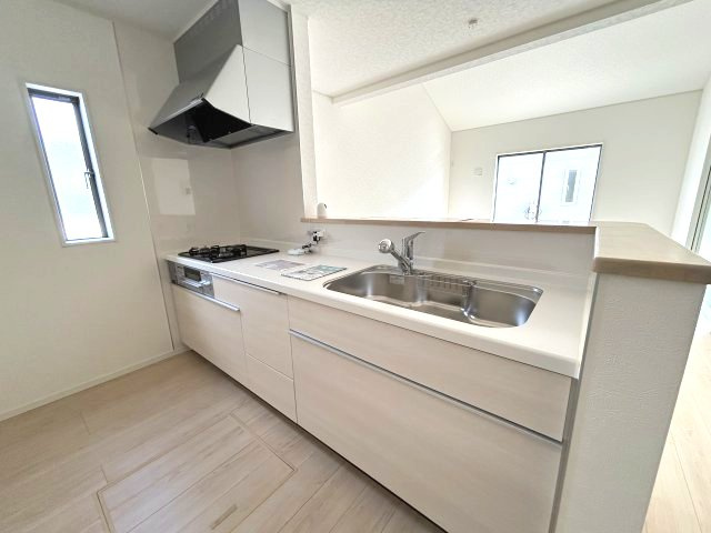 クレイドルガーデン前橋市青柳町第28　2号棟（平屋）のキッチン|【イメージ画像】人気のカウンターキッチン採用です☆
コンロも３口ご用意しています！調理スペースも広くストレスなくお料理できます。
浄水器つきなので美味しいお水も飲めますよ♪