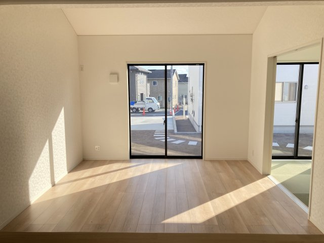 クレイドルガーデン前橋市青柳町第28　2号棟（平屋）の居間・リビング|【イメージ画像】ゆったり過ごせる16.5帖リビングです
人気の対面式キッチンを配した空間はお好みの家具も合わせやすく、家族がくつろぐ快適な空間造りをサポート。窓からは明るい陽光が差し込みます。