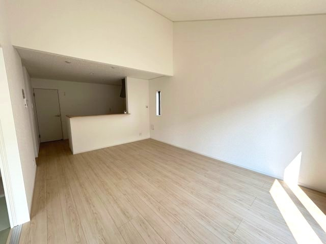 クレイドルガーデン前橋市青柳町第28　2号棟（平屋）の居間・リビング|【イメージ画像】ゆったり過ごせる16.5帖リビングです
人気の対面式キッチンを配した空間はお好みの家具も合わせやすく、家族がくつろぐ快適な空間造りをサポート。窓からは明るい陽光が差し込みます。