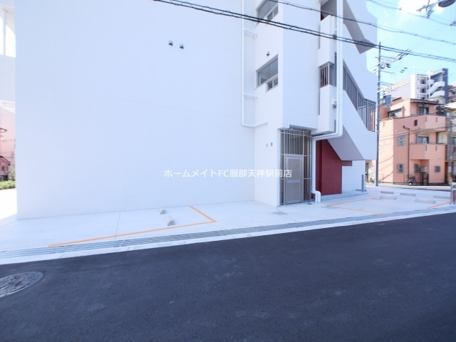 セレニテ十三ミラクの駐車場