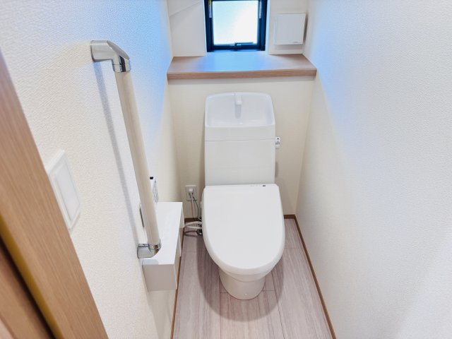 松戸市松戸新田新築戸建【寒風台小学校:10分】のトイレ|温水洗浄暖房便座つきトイレ