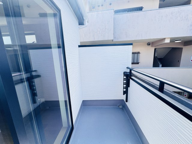 松戸市松戸新田新築戸建【寒風台小学校:10分】のバルコニー|寝室前南向きバルコニー・日当たり良好♪