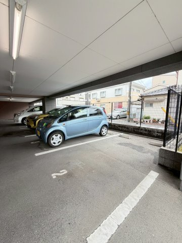 モナ ヴェイルの駐車場