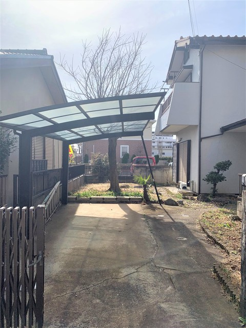 豊四季一戸建の駐車場|屋根付駐車場