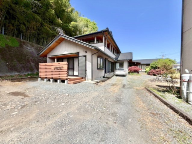 【中古戸建】みどり市大間々町桐原の外観|■外観｜住宅街の中でも圧迫感が少なく、のびのびとした暮らしが叶う立地となっています。