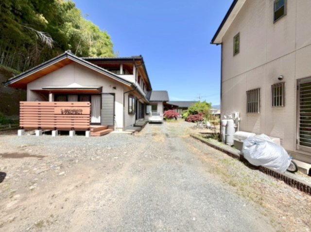 【中古戸建】みどり市大間々町桐原の外観|■外観｜ガーデニングや家庭菜園を楽しめる庭スペースがあり、日々の暮らしに彩りをプラスしてくれます。