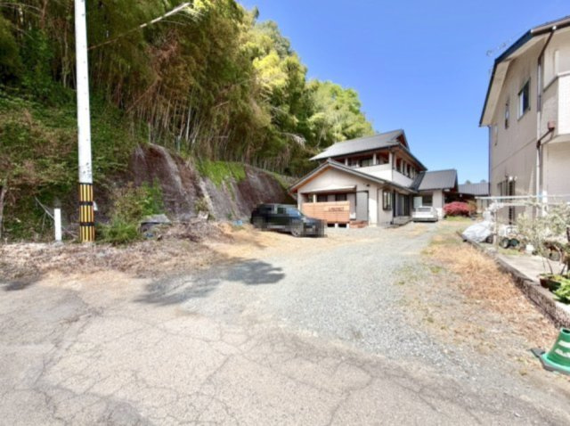 【中古戸建】みどり市大間々町桐原の外観|■外観｜広々とした駐車スペースで楽々駐車可能！お買い物後もスムーズにお荷物を運べます♪