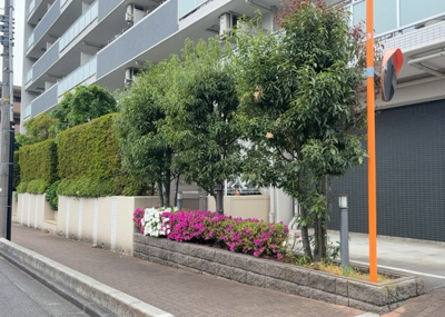 【庭】 | レクセルガーデン相模原 | 物件によっては、入居者が個人的に使用できる専用庭がついているものもあります。また、住宅の中にある土間の部分を庭と呼ぶこともあります。庭の用途は住む人によって変わり、それによってデザインもさまざまです。