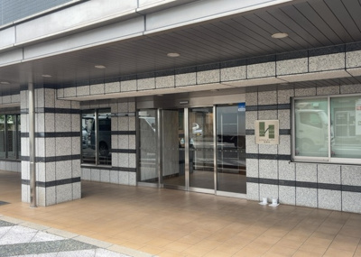 【エントランス】 | レクセルガーデン相模原 | マンションのエントランスには、もともと風よけや防犯の役割がありますが、マンションによって宅配ボックスなどの設備が備わっている所もあります。日々の生活をイメージしながら生活しやすさをチェックしましょう。