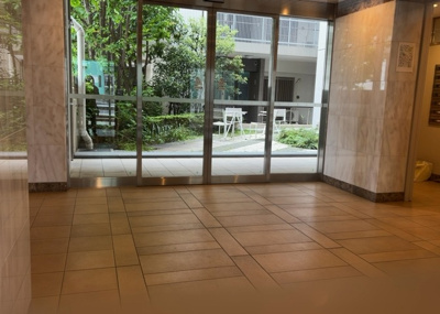 【ロビー】 | レクセルガーデン相模原 | ラウンジは、マンションの共用スペースに椅子やテーブルなどを配置した利用者が寛げる空間です。屋内型ラウンジと屋外型ラウンジがあります。共用部分の管理状況と合わせて、詳細については現地でご確認ください。